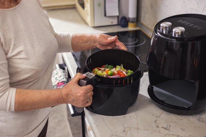 Niso vse jedi za air fryer, a pri pripravi teh 7 pa res blesti