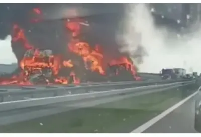 Jeziv sudar na auto-putu kod Šimanovaca se VIDI I IZ AVIONA: Vatra kulja iz kamiona u nebo, isplivao zastrašujuć snimak (VIDEO)