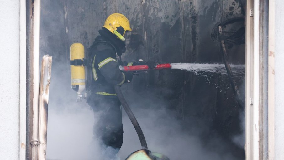 Požar u Novom Beogradu: Gori stan, vatrogasci na terenu