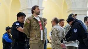 Arrestan a veteranos en EEUU que protestaban contra la guerra en Irán