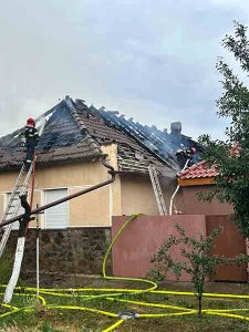 O casă în flăcări la Sânpetru German: a trăsnit în acoperiș