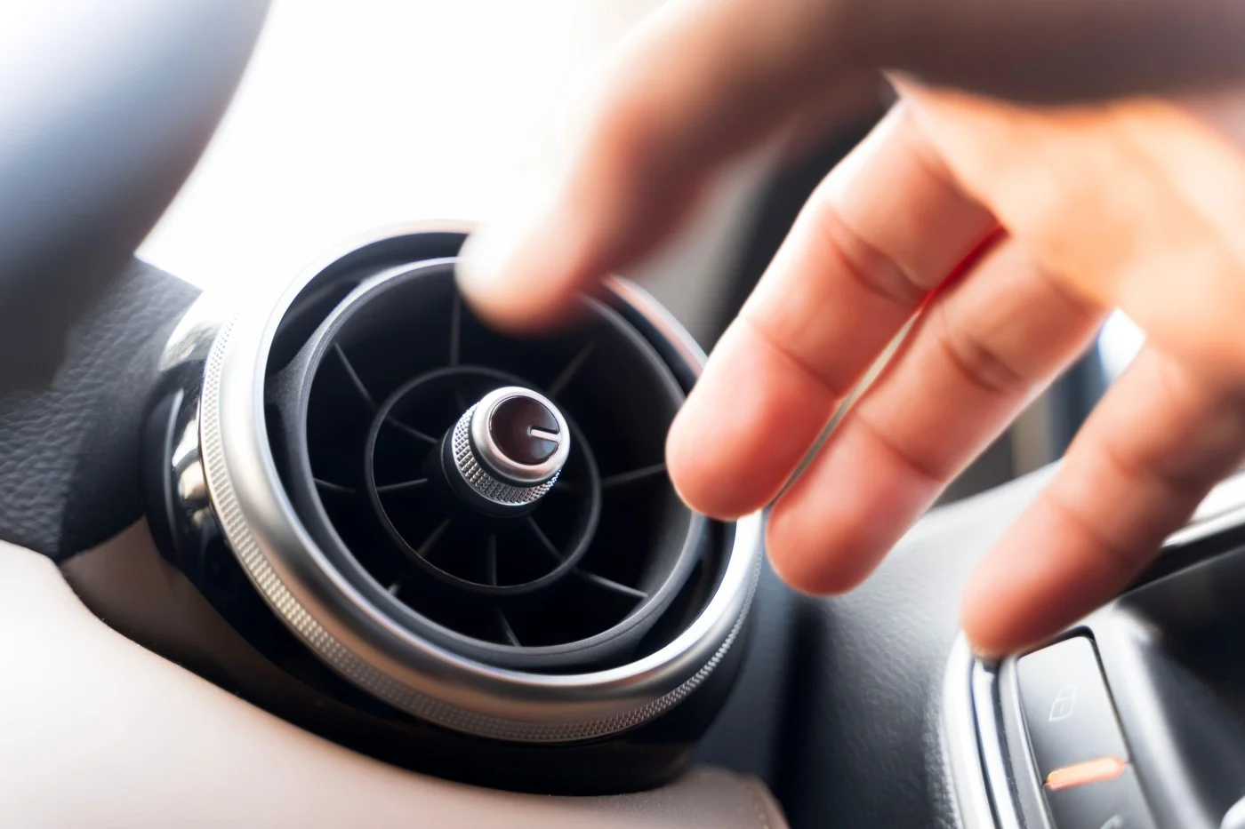 Klima u automobilu ne hladi kao nekad? Možda svakog dana pravite jednu od ovih grešaka