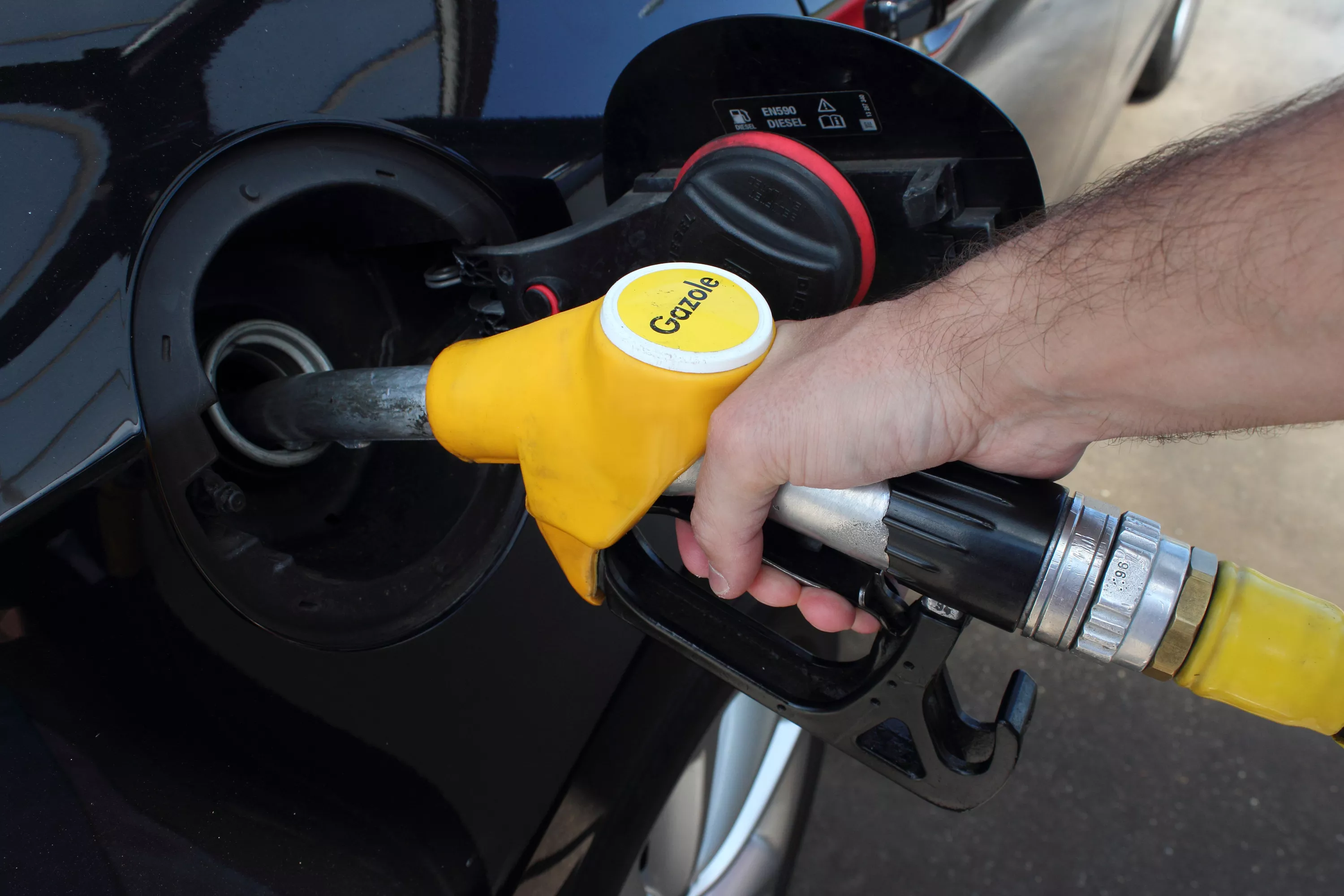 Carburants : le litre de gazole repasse sous les deux euros pour la première fois depuis début mars