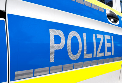 Drama ispred supermarketa u Nemačkoj: Muškarac zapucao na policiju, odjeknuli hici, specijalci ga teško ranili