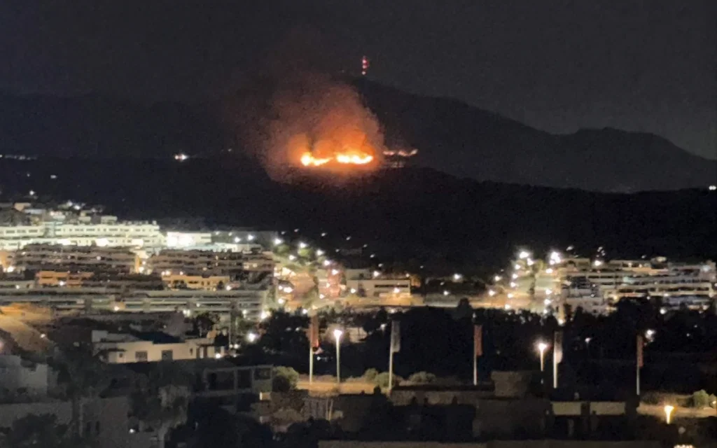 Emergency crews contain Mijas wildfire near homes in nighttime operation