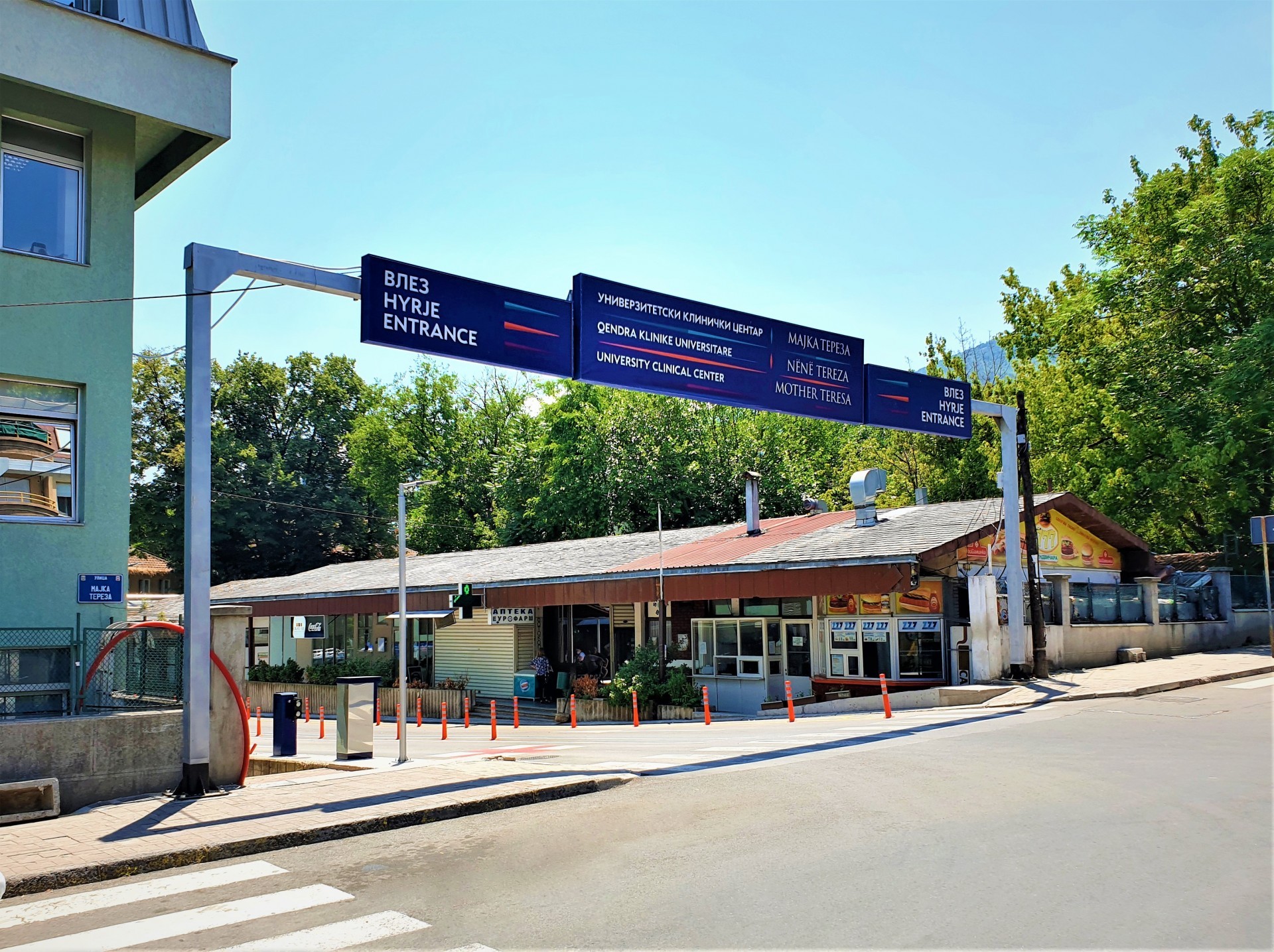 Maloletnička so porodilni bolki donesena na Klinikata za ginekologija, majkata e privedena