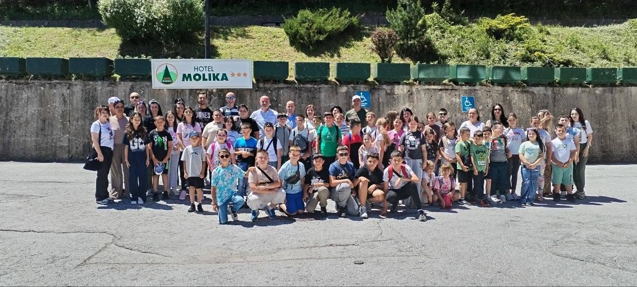 Primer za cela Makedonija: Opština Novaci gi isprati site osnovci na besplaten odmor vo “Molika” na Pelister