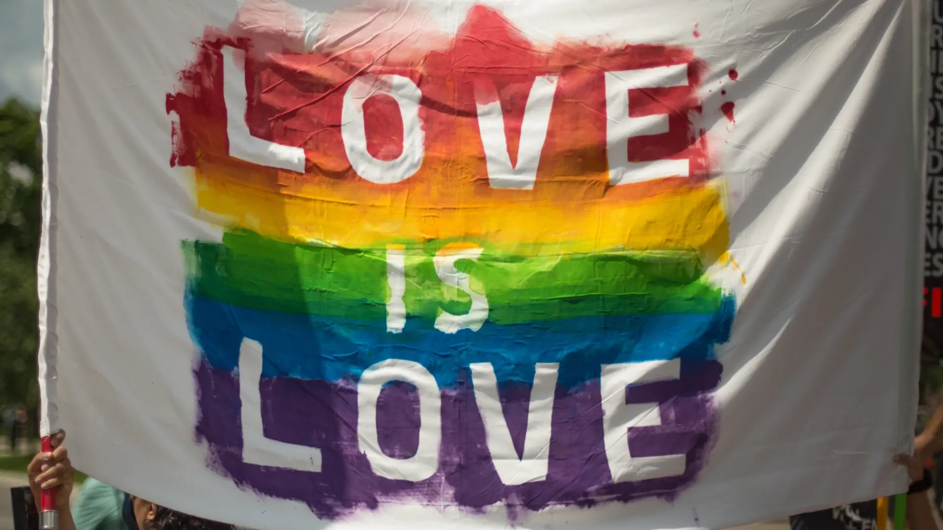  Con la 'L' de lesbianas, con la 'I' de... ¿qué significan las 'nuevas' siglas LGBTIQA+? 