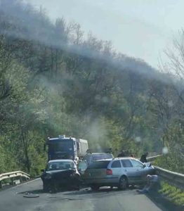 Accident rutier la ieșirea din Săvârșin: sunt implicate 3 mașini