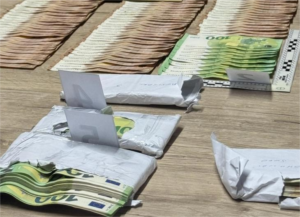 Uapseni se patnik i vozač na avtobus – pronajdeni neprijaveni 34.965 evra