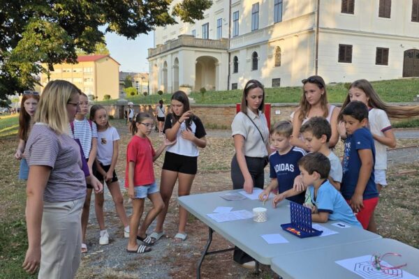 Međunarodni dan mladih u Našicama okupio brojne mlade uz radionice, piknik i prvi Escape room na otvorenom