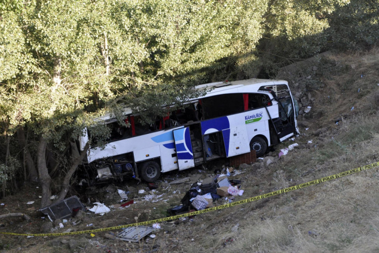 PREVRNUO SE AUTOBUS PUN PUTNIKA, NAJMANJE 41 POVREĐEN! Užas na putu, vatrogasci i policija na licu mesta! (VIDEO)
