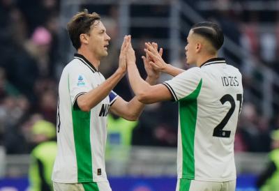 PONUDA JE NA STOLU: Nemanja Matić pred potpisom 