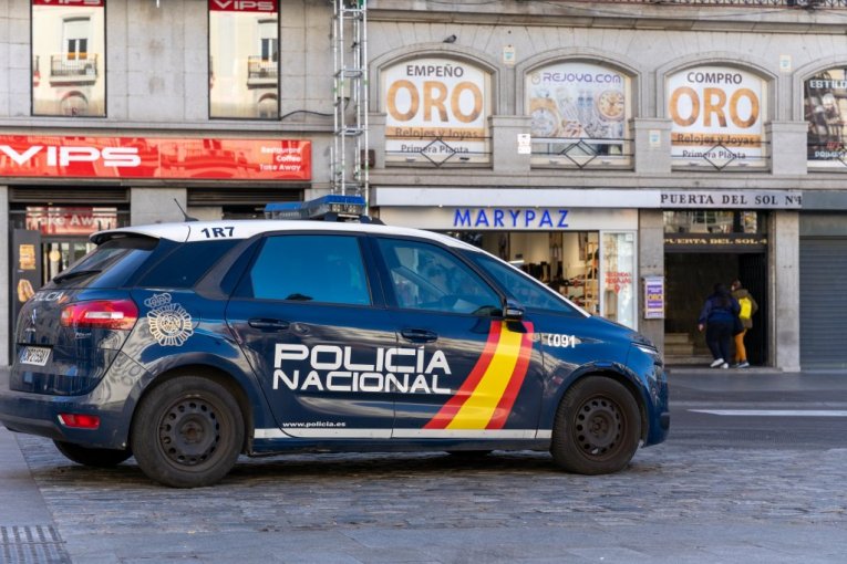 PUCNJAVA U ŠPANIJI! Dve osobe POGINULE, napadač RANIO SOPSTVENU BEBU, pa se predao policiji!