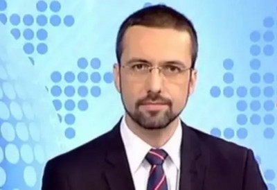 Godinama ga gledate u "Dnevniku", a njegovu suprugu u popularnim serijama: Evo koja glumica je žena poznatog voditelja Javnog servisa
