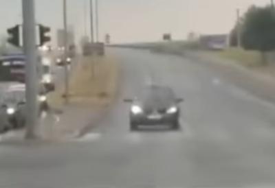 Uhvaćen na delu:  Još jedan automobil snimljen kako ide u kontrasmeru i to na Pupinovom mostu (VIDEO) 