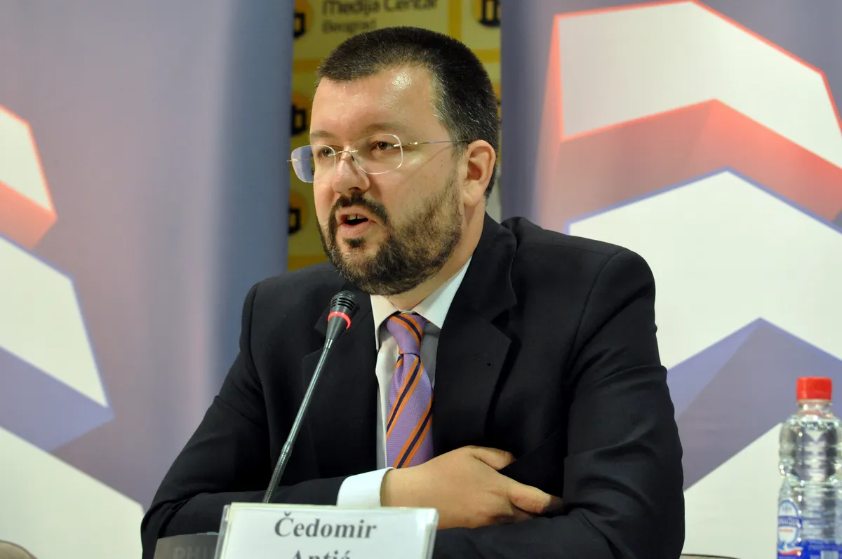 SRCE: Profesor Čedomir Antić će snimati podkast u biblioteci Narodne skupštine