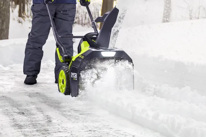 Zašto vlasnici kuća sve češće odustaju od klasičnih lopata za sneg?