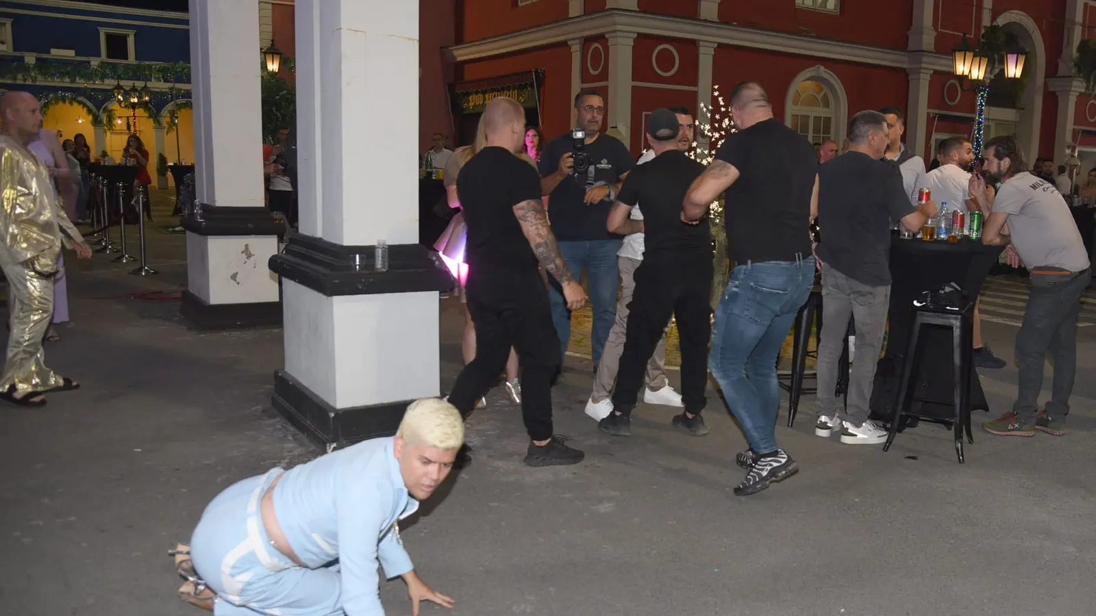 Asmin napao Uroša Stanića: Hitno izveden iz Šimanovaca u pratnji obezbeđenja – Na snazi vanredno stanje