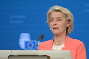 Fon der Lajen gi prizna problemite: Letnite patuvanja zaglaveni poradi novite kontroli na EU