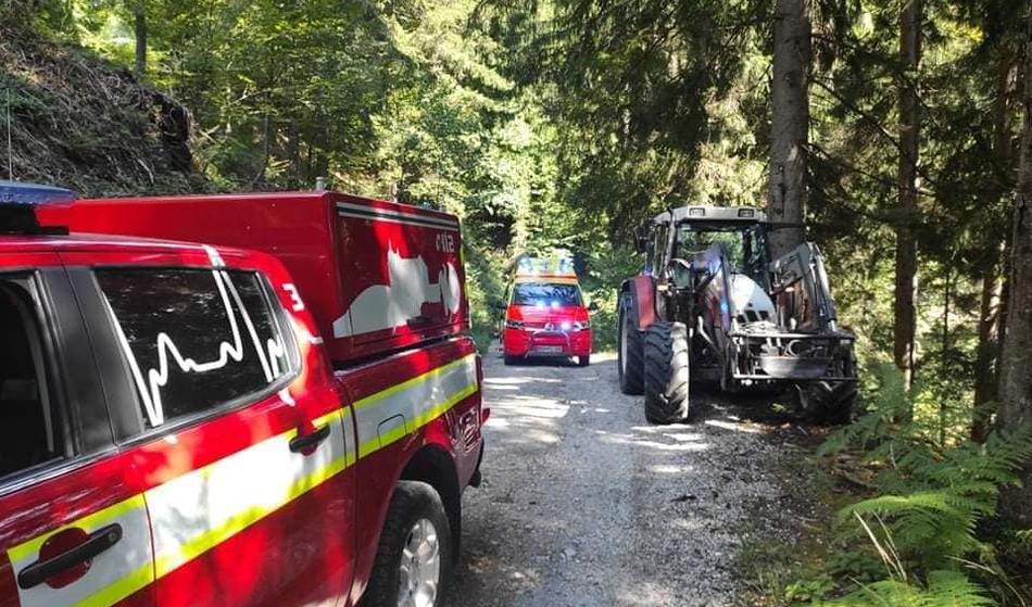 Tragična nesreča: Traktor zapeljal v reko, ena oseba umrla