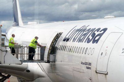 Lufthansa cuts 20,000 flights to save money, fuel