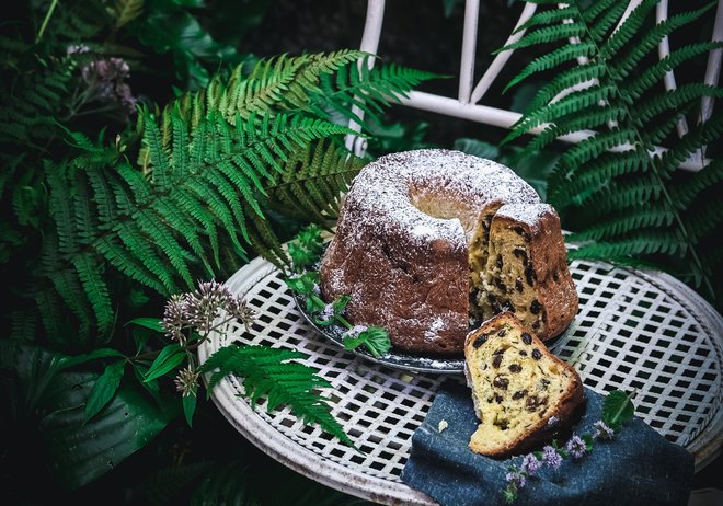 Poletna potica z meto in rozinami: recept, ki vas bo navdušil