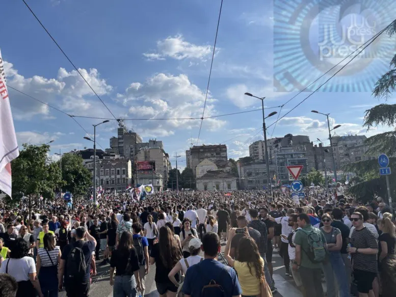 Više desetina hiljada građana na skupu u Beogradu