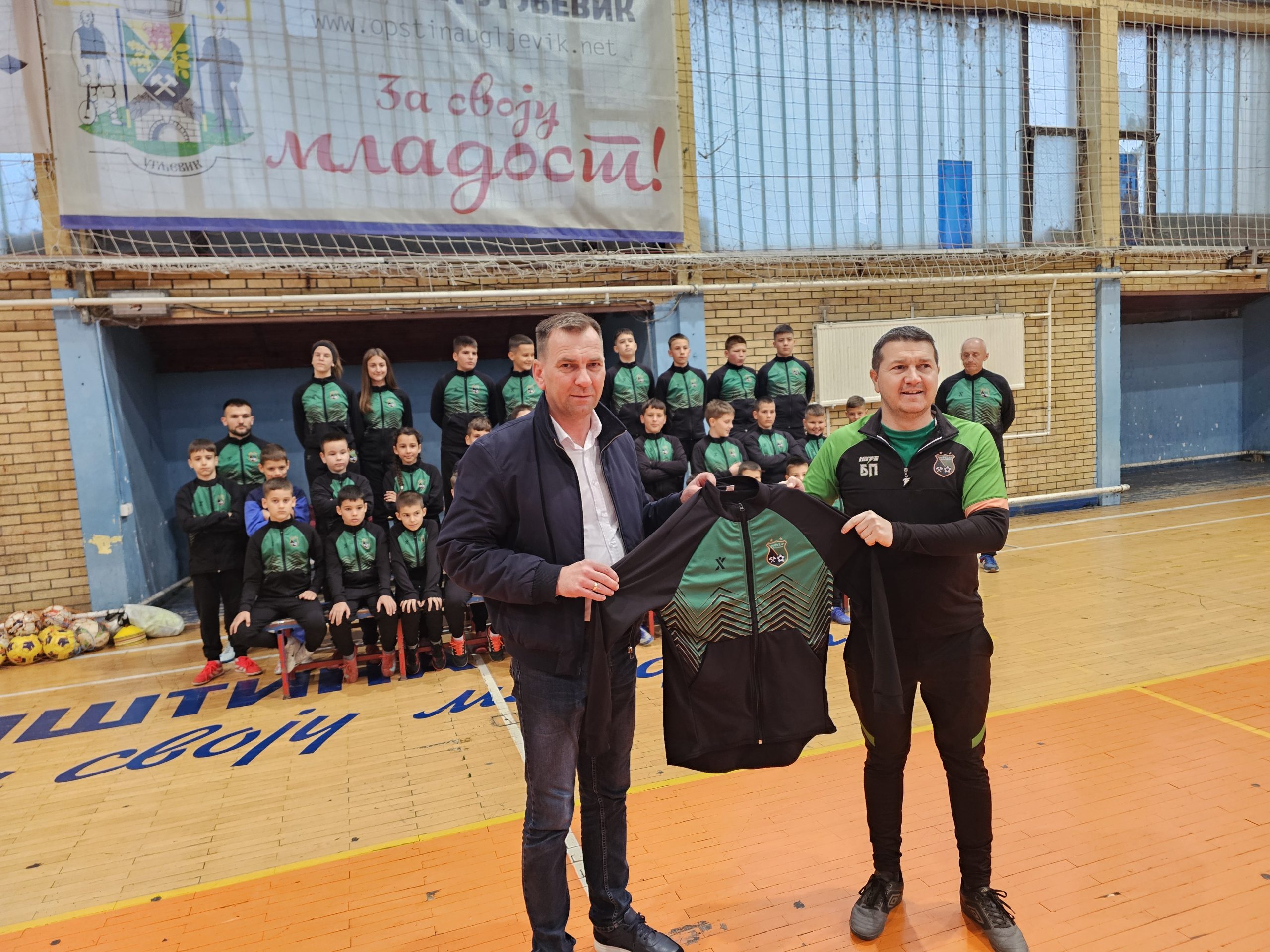 URUČENA NOVA OPREMA UGLJEVIČKOJ ŠKOLI FUDBALA “RUDAR”: PODRŠKA SPORTU I ZDRAVOM ŽIVOTU
