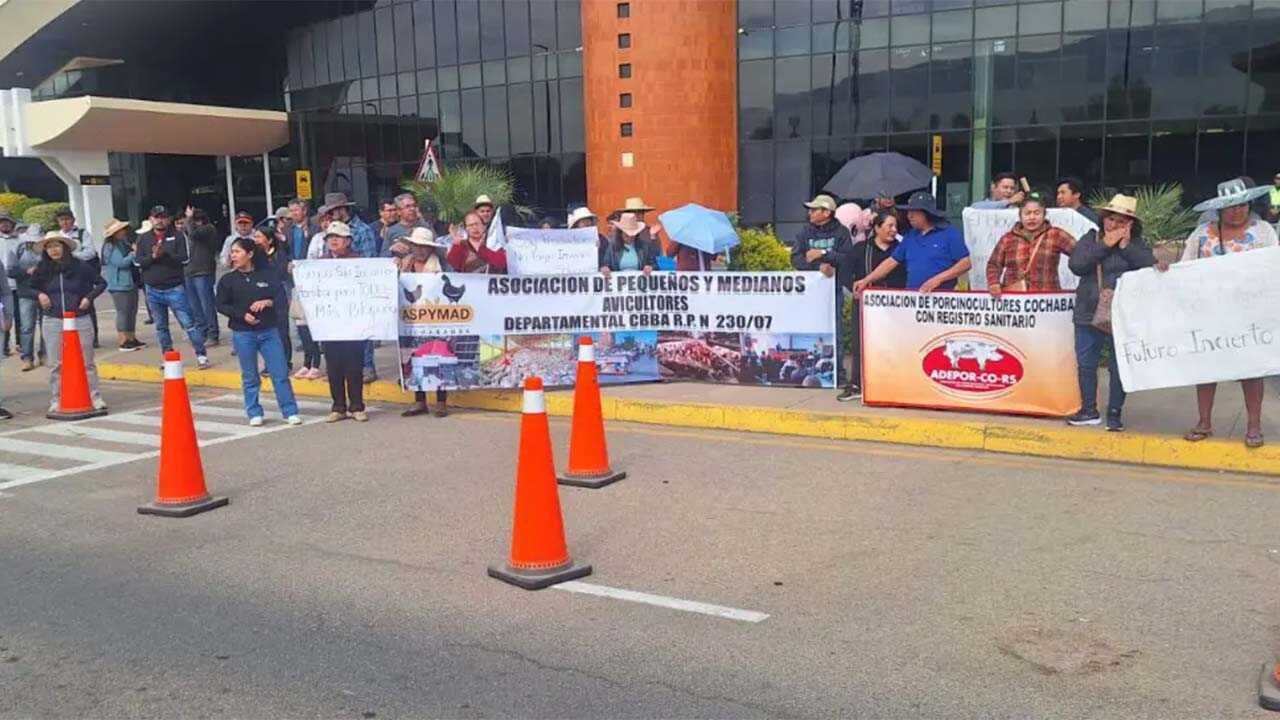 Productores avícolas y porcinos protestan en el aeropuerto; reclaman el fin de los bloqueos