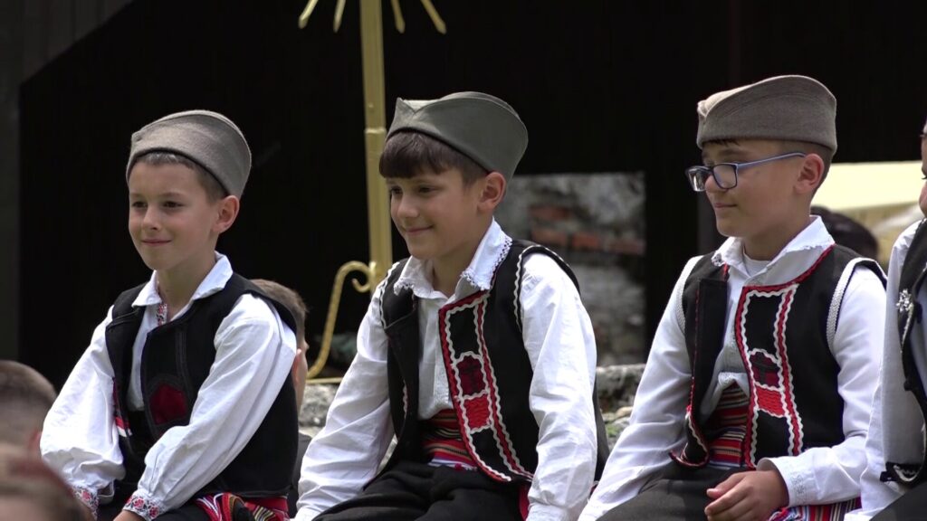 Dečja smotra folklora „U susret Vidovdanu“ održana u porti manastira Svetih Arhangela