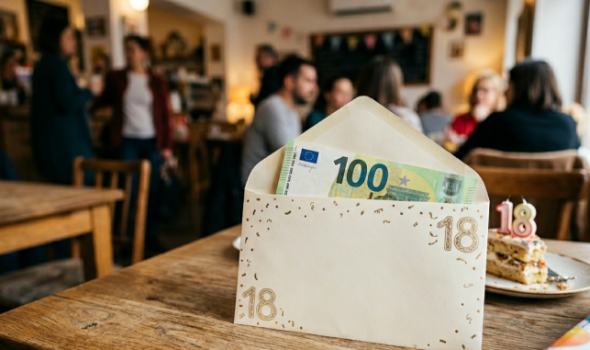 Punoletstvo za 200 gostiju: Koliko novca je u redu staviti u kovertu za 18. rođendan?
