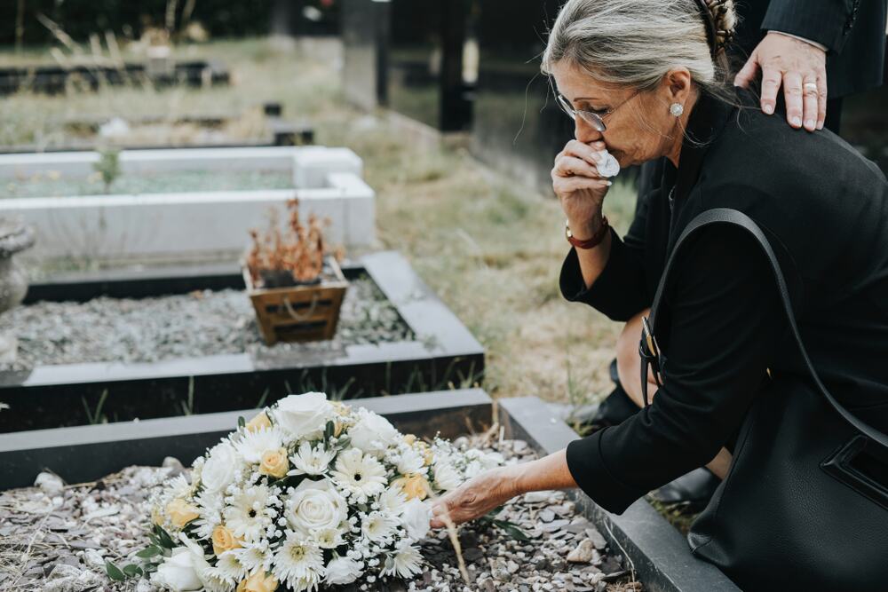 Svetlana stalno ide na grob sina: Zatiče tamo nepoznatog momka, sledila se kad je videla čiji spomenik obilazi i počinje rasvetljavati zapanjujuću tajnu