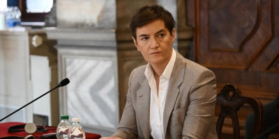 Brnabić raskrinkala bizarne laži: Zvučni top koji ide cik-cak, preskače građane i napada blokadere! (VIDEO)