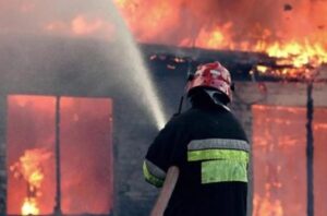 Požar vo stanbena zgrada vo Konstanca: Desetici se evakuirani, devet lica se vo bolnica