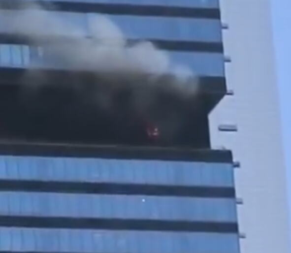 EKSPLOZIJA U SOLITERU OD 45 SPRATOVA U MADRIDU: Gust dim kuljao iz zgrade, stotine ljudi hitno evakuisano (VIDEO)