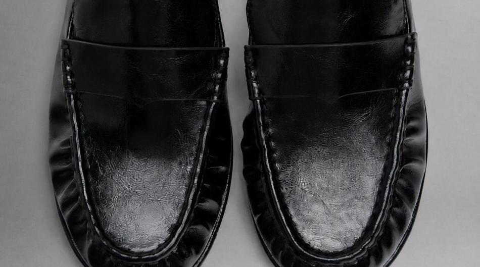 Još nije vrijeme za loaferice, ali u ovoj, otvorenoj, verziji možemo ih nositi i sada