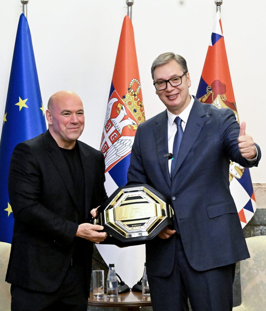 VUČIĆ SE SASTAO SA DEJNOM VAJTOM: UFC SPEKTAKL U BEOGRADU RASPRODAT ZA SAMO 22 MINUTA, PREDSEDNIK POKLONIO GUSLE I ZASTAVU