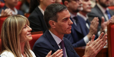 Haos u Madridu: Aktivista jurio premijerovu ženu po ulici, ona pobegla u taksi! Pogledajte snimak o kojem bruji svet! (VIDEO)