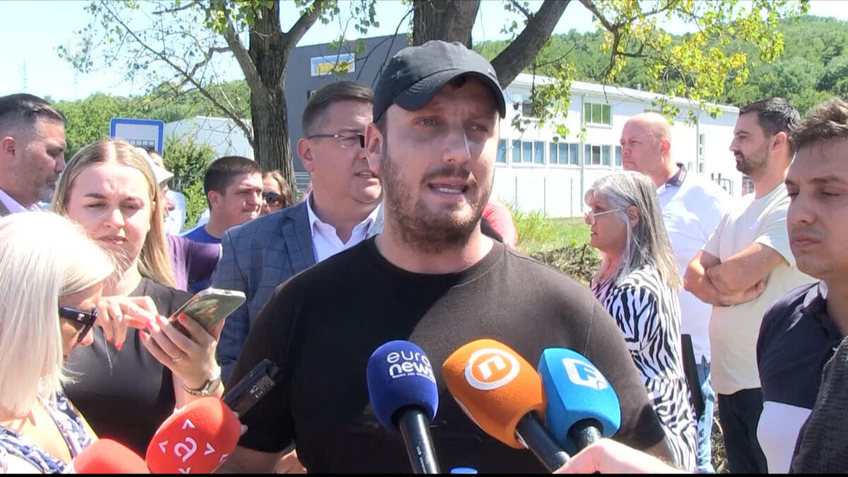 „Ne možemo ni prozor otvoriti“: Mještani blokirali put Banja Luka – Prijedor zbog deponije