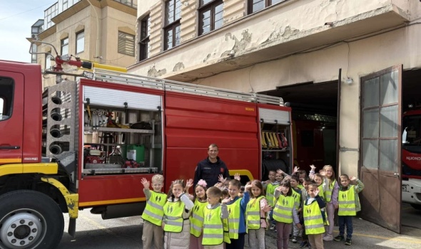 Od šlemova do vatrogasnih vozila: Deca iz vrtića upoznala prave heroje grada (FOTO)