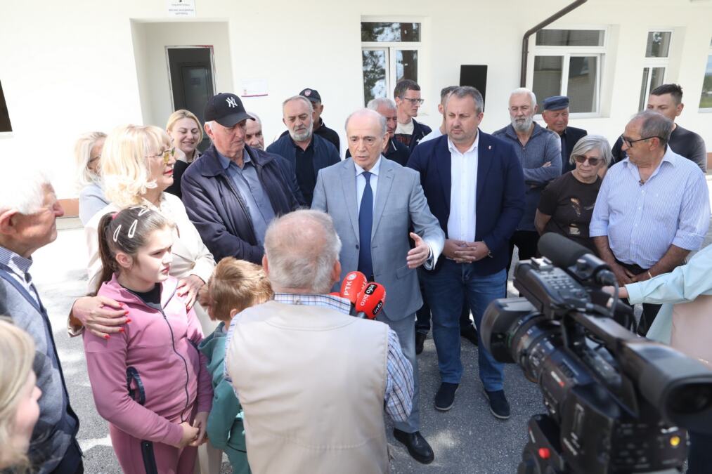MINISTAR KRKOBABIĆ OBIŠAO SELO CEROVAC U ŠUMADIJI: Predao obnovljeni Seoski dom meštanima na korišćenje