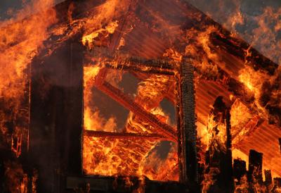 Stravičan požar izbio u zgradi: Petoro mrtvih, još dvoje povređenih - užas nakon ponoći, vatrogasci odmah reagovali