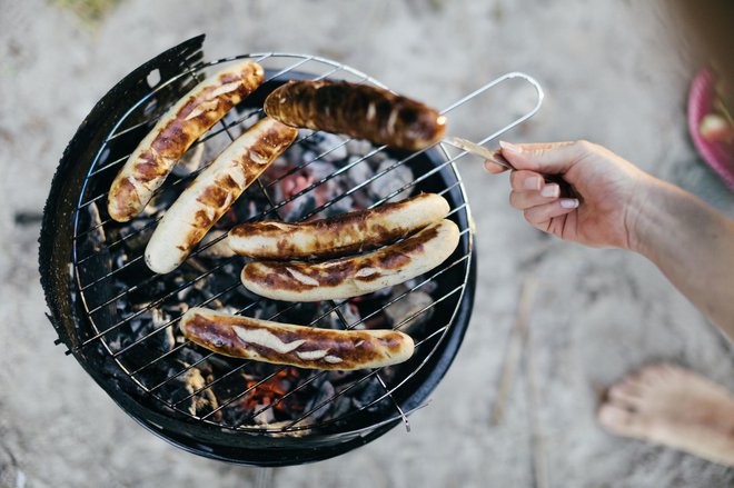 Piknik: koliko mesa je treba kupiti na osebo (da ne bomo jedli perutničk še tri dni kasneje)