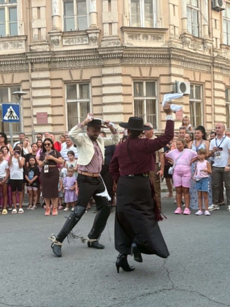 „Srem folk fest“ otvoren je nastupom šest ansambala, a danas se nastavlja drugi festivalski dan. Defile počinje u 19.30, a program u 20.30.