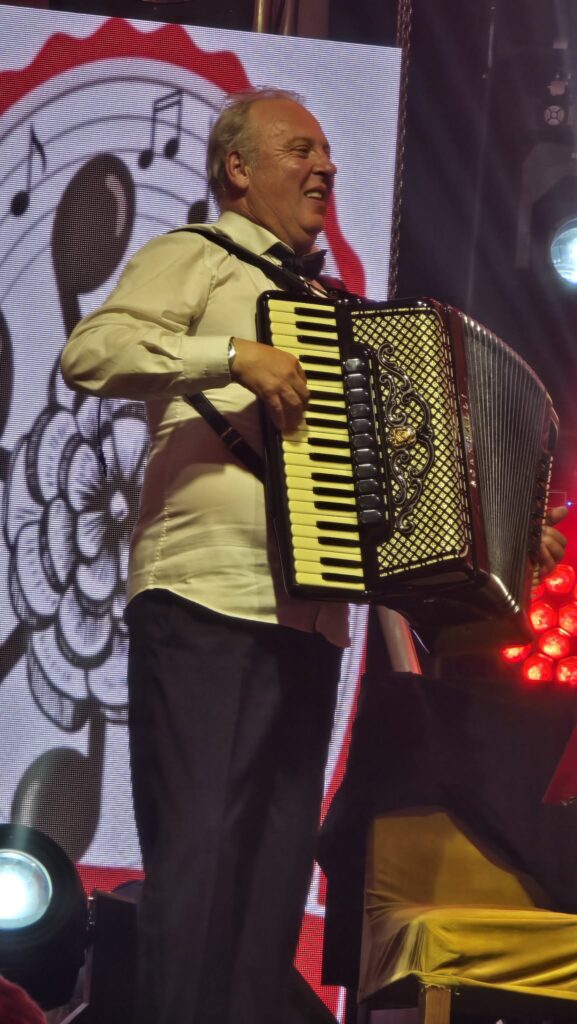 Srce i duša polni so makedonska muzika – Folk fest „Vladimirovo“ so pesna i spomeni za navek