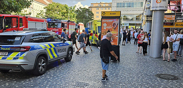 Část metra B stojí. Ve stanici Anděl srazila souprava muže, na místě zemřel