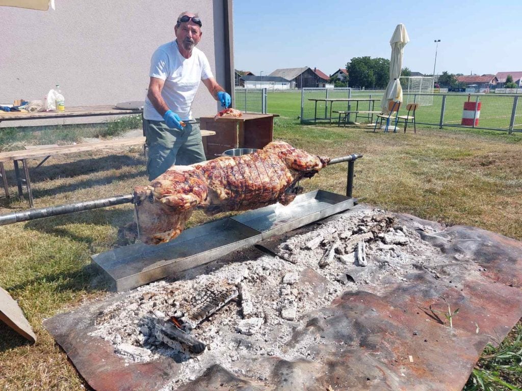 Stjepan Crnčec ni danas ne miruje – dok se igra nogomet, on brine za pečenje svinje!