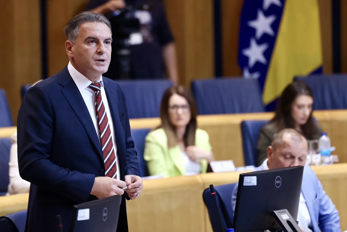 Smajić: Ako Dodiku smetaju ljiljani, zašto su mu prihvatljivi na grbu RS-a i spomeniku Tvrtku I Kotromaniću?