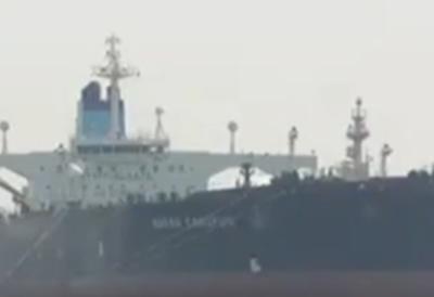 (VIDEO) Dramatični snimak iz Ormuškog moreuza podigao alarme: ''Dali ste mi odobrenje za prolaz a sada pucate, pustite me da se vratim'', kapetan preklinje iransku mornaricu nakon otvaranja vatre